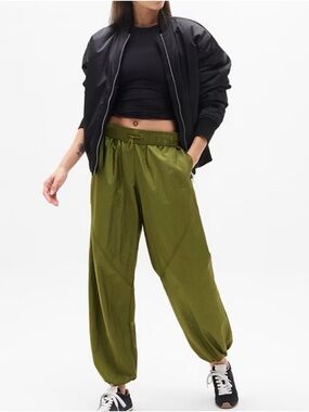 Athleta Nylon Lunar Sheen Utility Mid Rise Pant in Picoline Olive